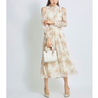 トッコクローゼット(TOCCO closet)の【新品】トッコ クローゼット オープンショルダーシャーリングワンピース ベージュ(ロングワンピース/マキシワンピース)