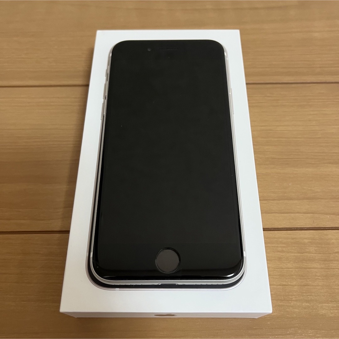 Apple(アップル)のiPhoneSE 第二世代 ホワイト 128GB SIMフリー スマホ/家電/カメラのスマートフォン/携帯電話(スマートフォン本体)の商品写真