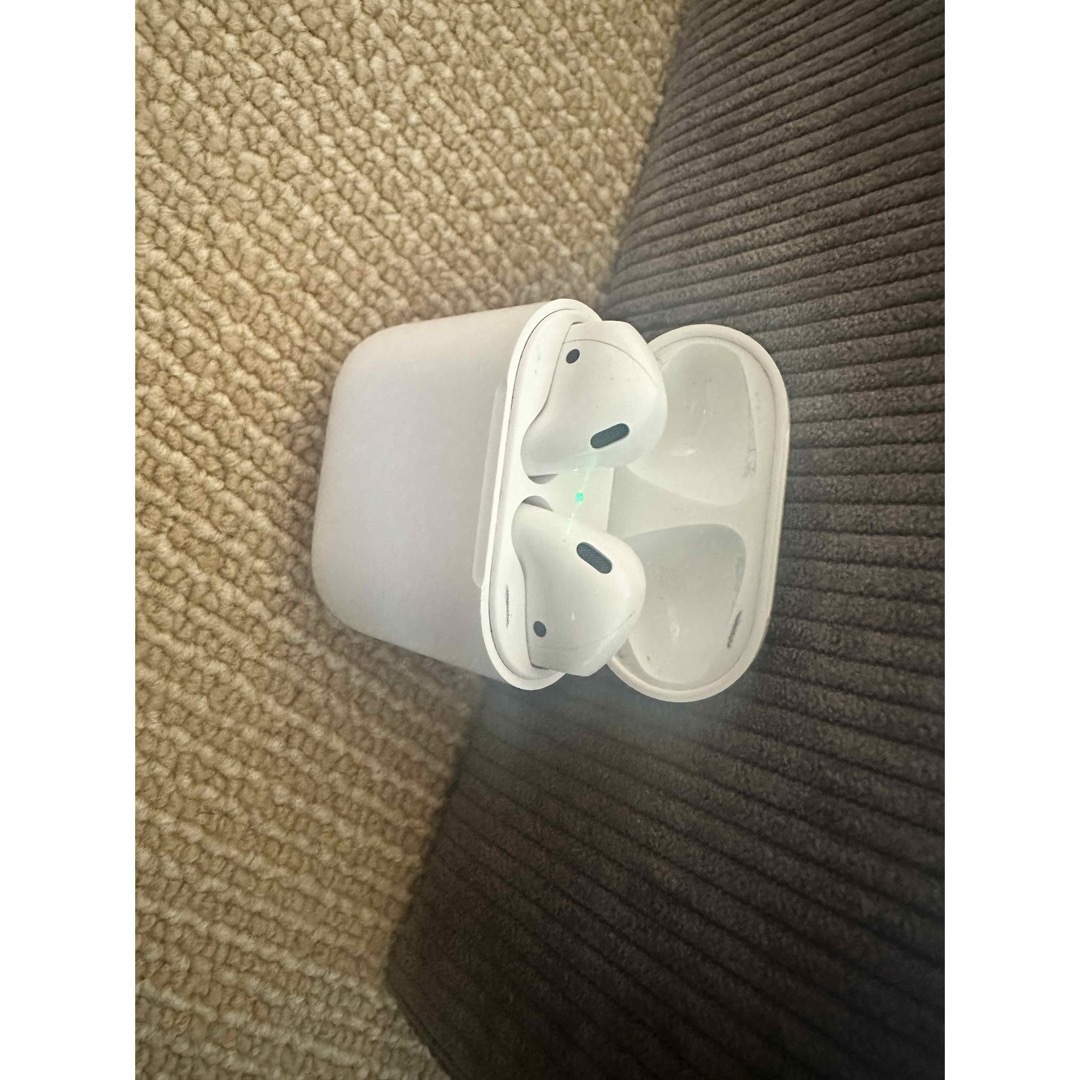 APPLE AirPods with Charging Case MV7N2J/ スマホ/家電/カメラのオーディオ機器(ヘッドフォン/イヤフォン)の商品写真