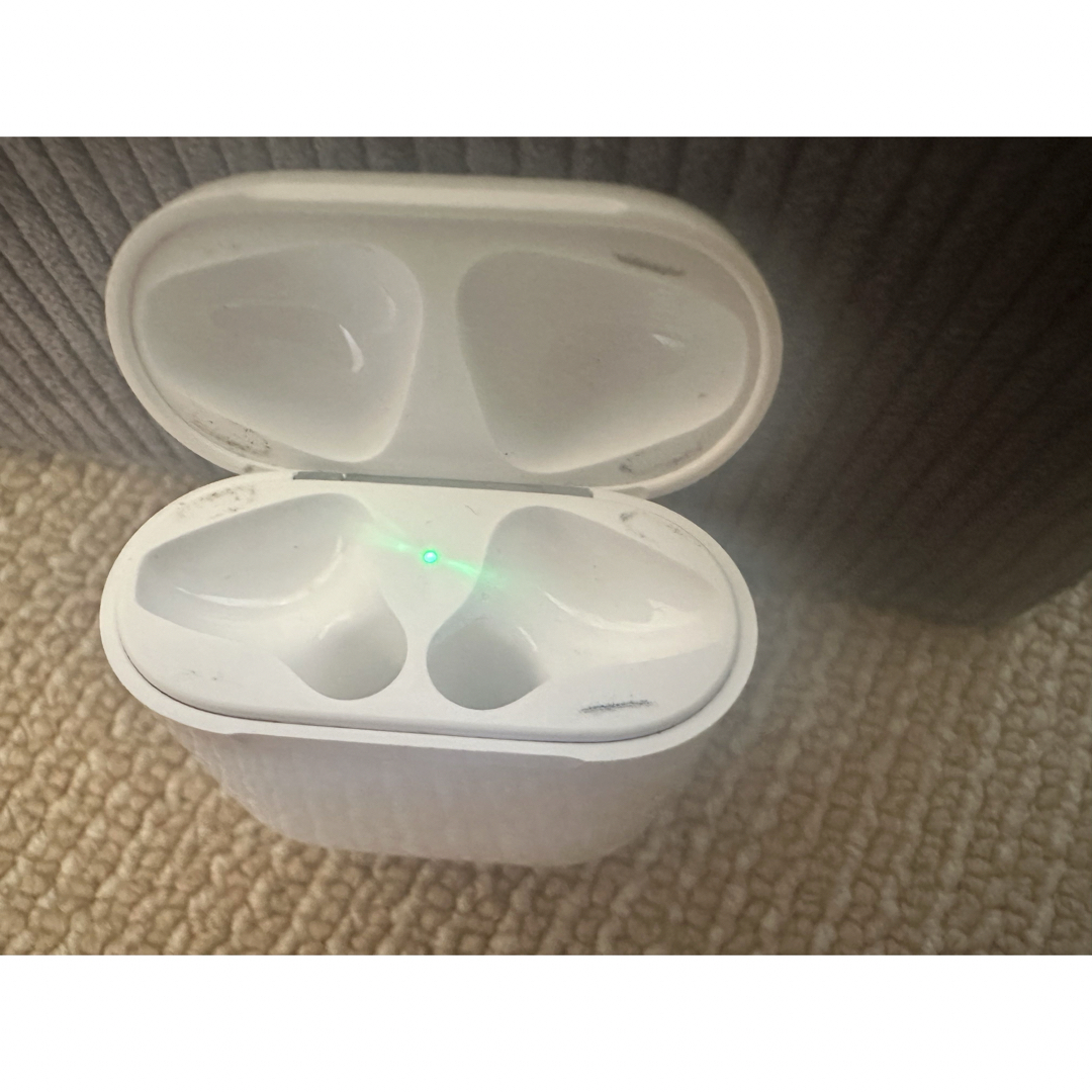 APPLE AirPods with Charging Case MV7N2J/ スマホ/家電/カメラのオーディオ機器(ヘッドフォン/イヤフォン)の商品写真