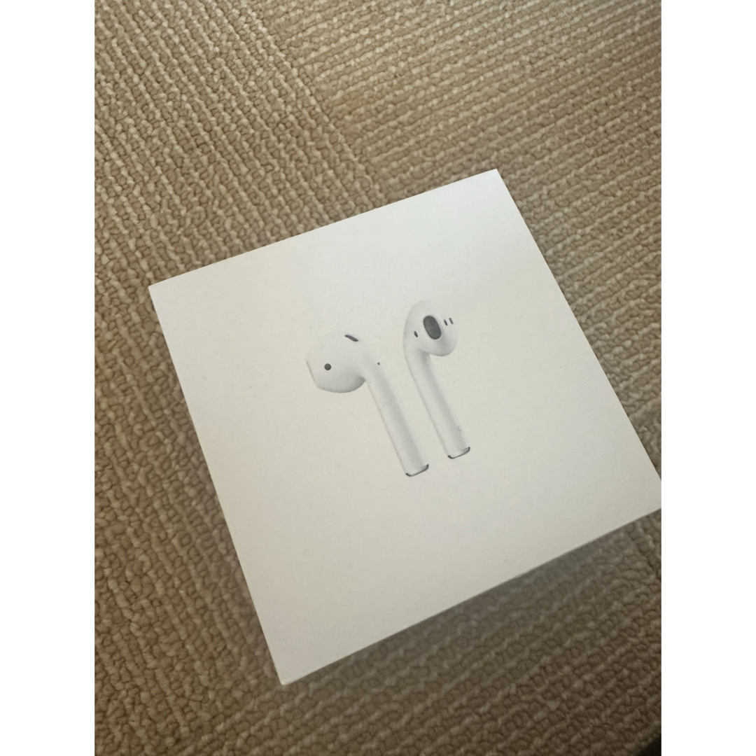 APPLE AirPods with Charging Case MV7N2J/ スマホ/家電/カメラのオーディオ機器(ヘッドフォン/イヤフォン)の商品写真