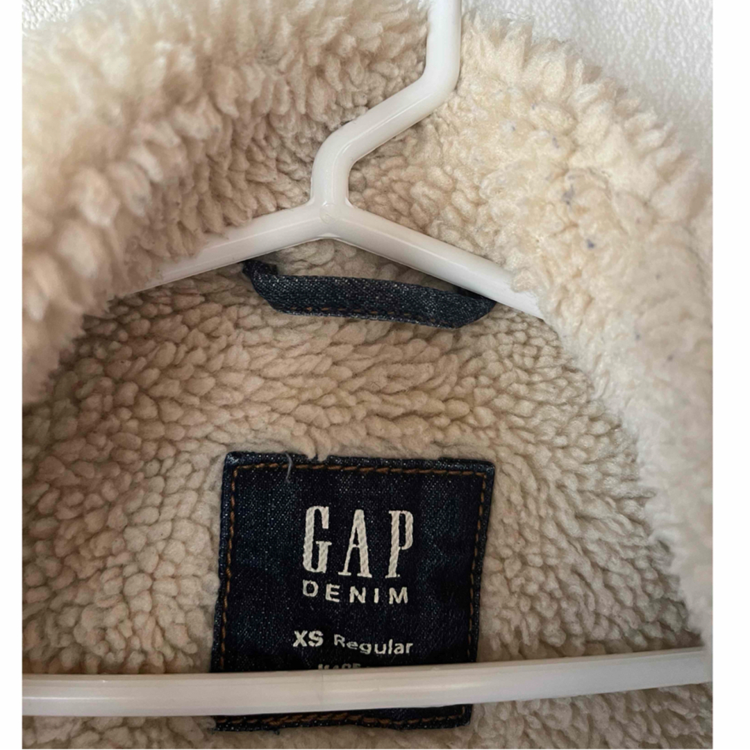 GAP(ギャップ)のベビーギャップ　ボアデニムジャケット　ブルゾン　110 キッズ/ベビー/マタニティのキッズ服男の子用(90cm~)(ジャケット/上着)の商品写真