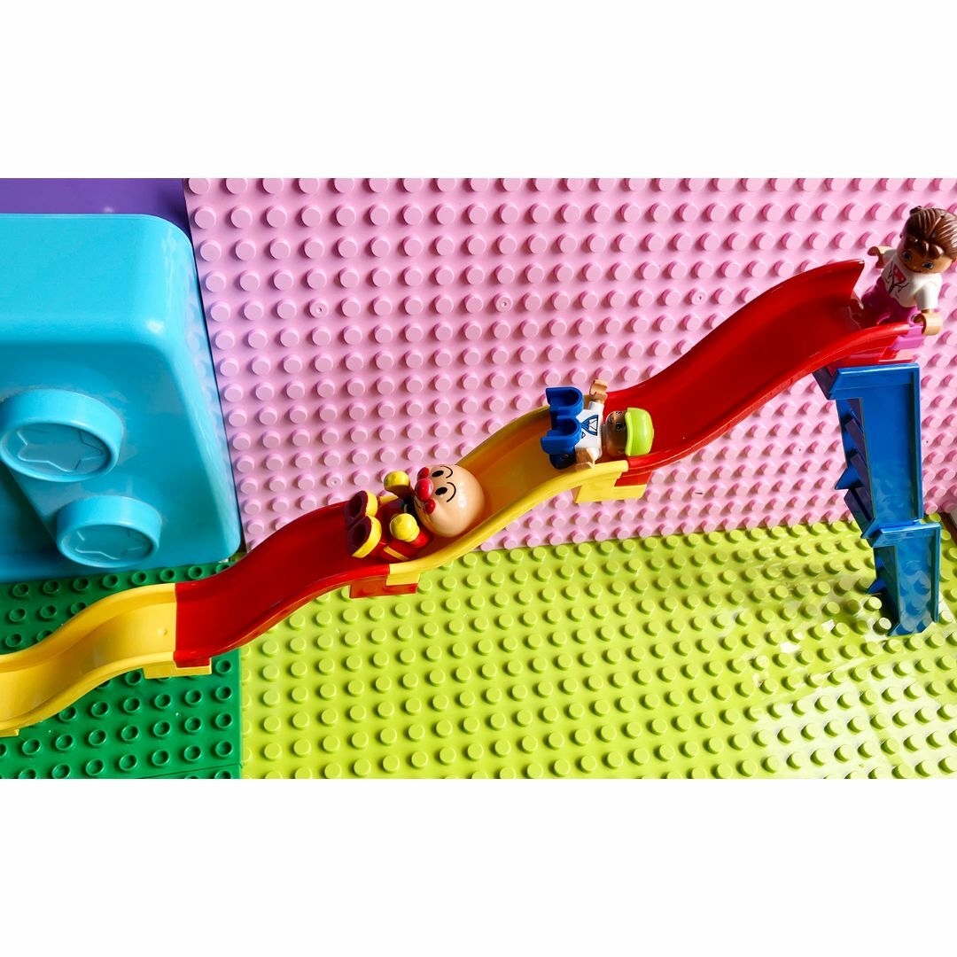 ロング滑り台、ベースプレート8枚　アンパンマンブロックラボ　レゴデュプロ互換品 キッズ/ベビー/マタニティのおもちゃ(知育玩具)の商品写真