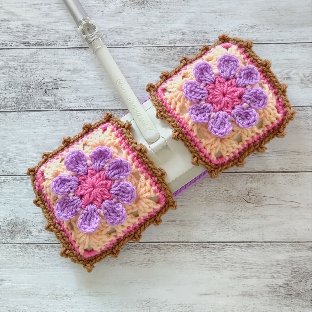 アクリルモップ２枚セット（3Dお花）パープルとピンク ハンドメイドの生活雑貨(キッチン小物)の商品写真