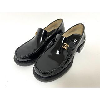 シャネル(CHANEL)のCHANEL シャネル レディース ローファー エナメル CCマーク ブラック サイズ：38 22B G39447 X56740 94305 美品(ローファー/革靴)