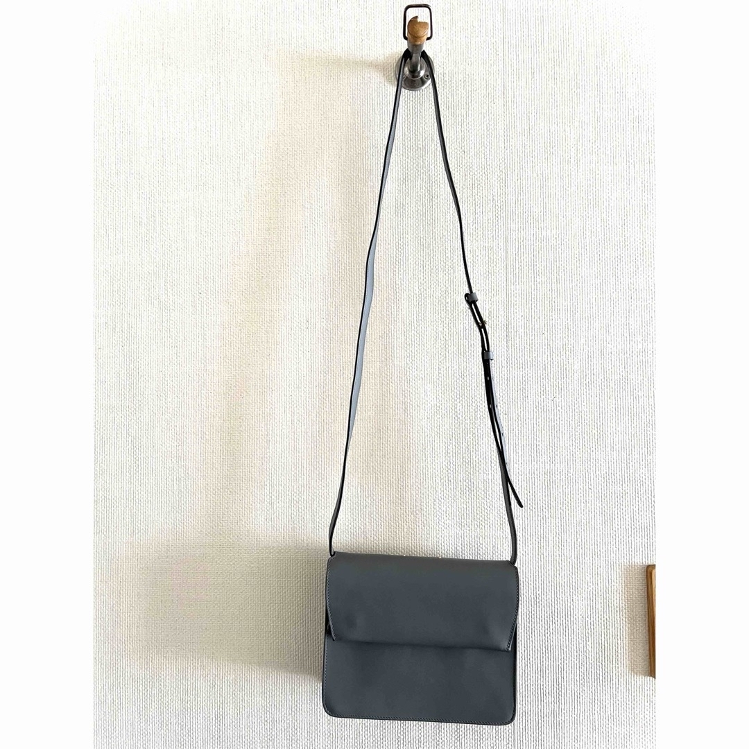 武井咲さん愛用 PB0110 グレー ミニ ショルダーバッグ レザーバッグ レディースのバッグ(ショルダーバッグ)の商品写真