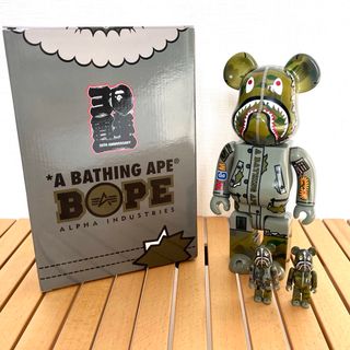 アベイシングエイプ(A BATHING APE)の★新品送料込★BAPE ALPHA  BE@RBRICK 100% & 400%(その他)