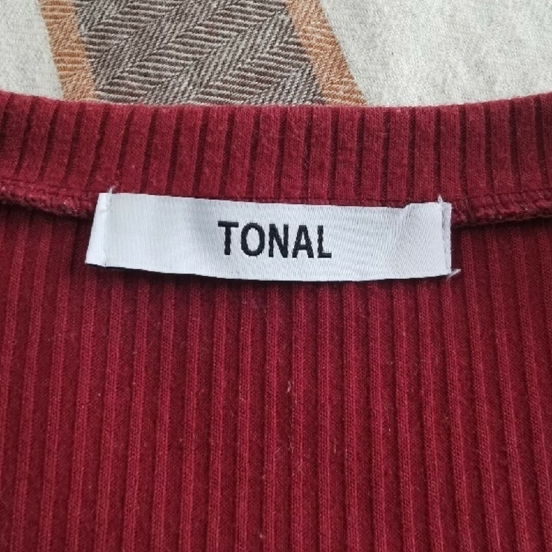 TONAL(トーナル)のトーナル Vネックリブニット レッド レディースのトップス(ニット/セーター)の商品写真