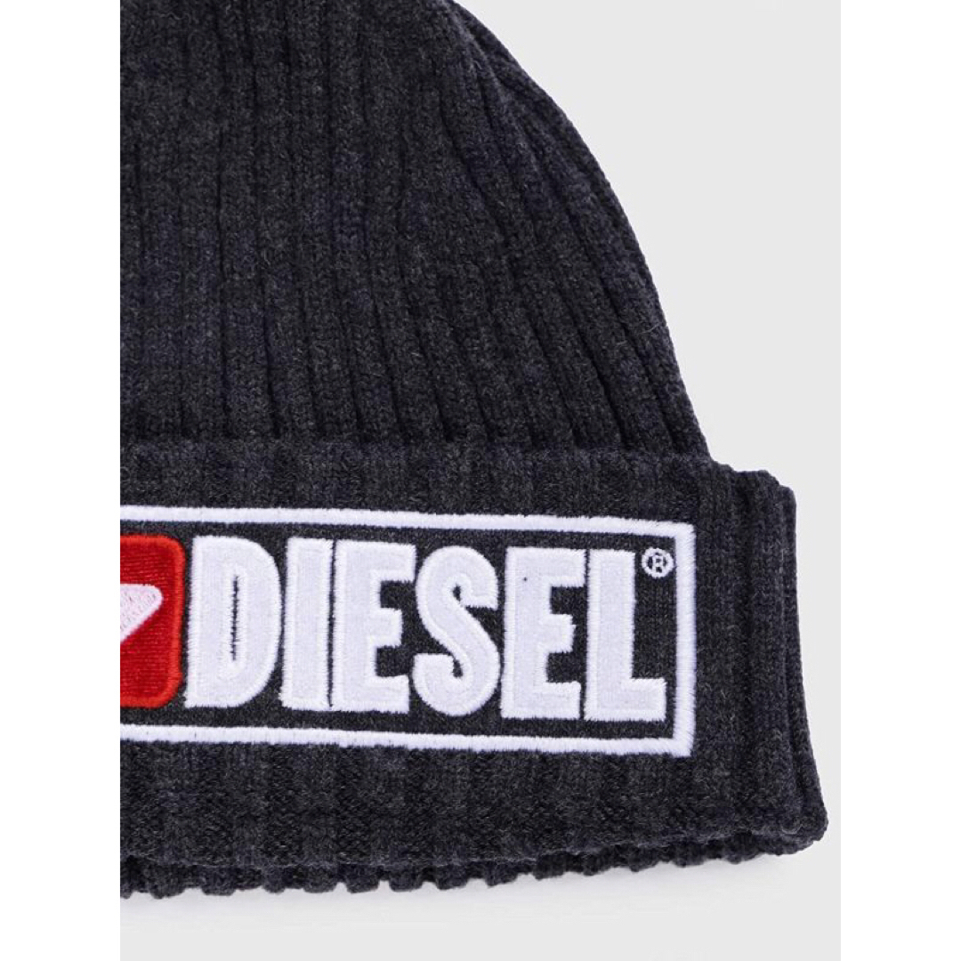 DIESEL(ディーゼル)のDIESEL ニット帽　ニットキャップ ウール コットン白ロゴ　チャコールグレー メンズの帽子(ニット帽/ビーニー)の商品写真
