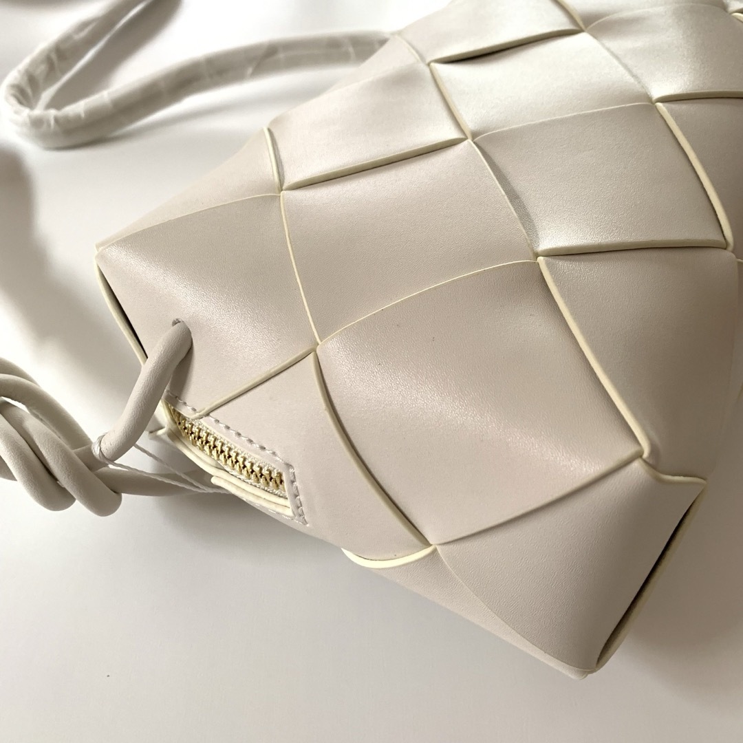 レザー　編み込み　レグタングルショルダーバッグ　ホワイト レディースのバッグ(ショルダーバッグ)の商品写真