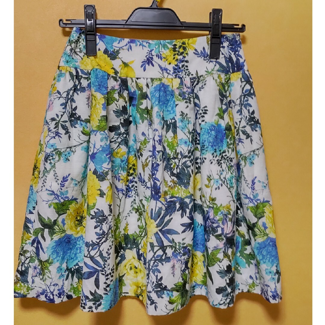 tiara(ティアラ)のTiara 花柄スカート レディースのスカート(ひざ丈スカート)の商品写真