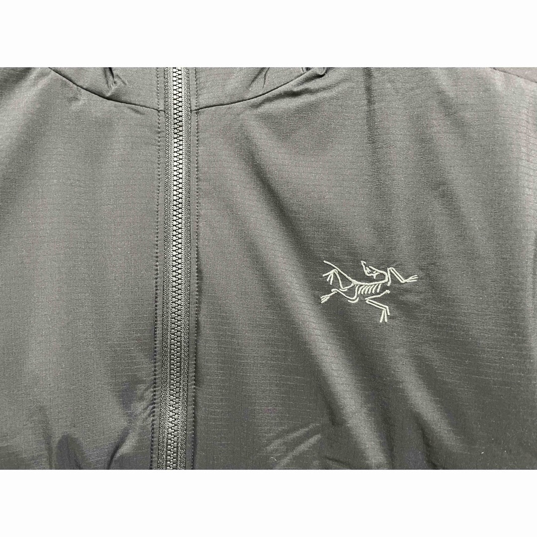 ARC'TERYX(アークテリクス)のアトムヘビーウェイトフーディ　Mサイズ　BLACK メンズのジャケット/アウター(ダウンジャケット)の商品写真