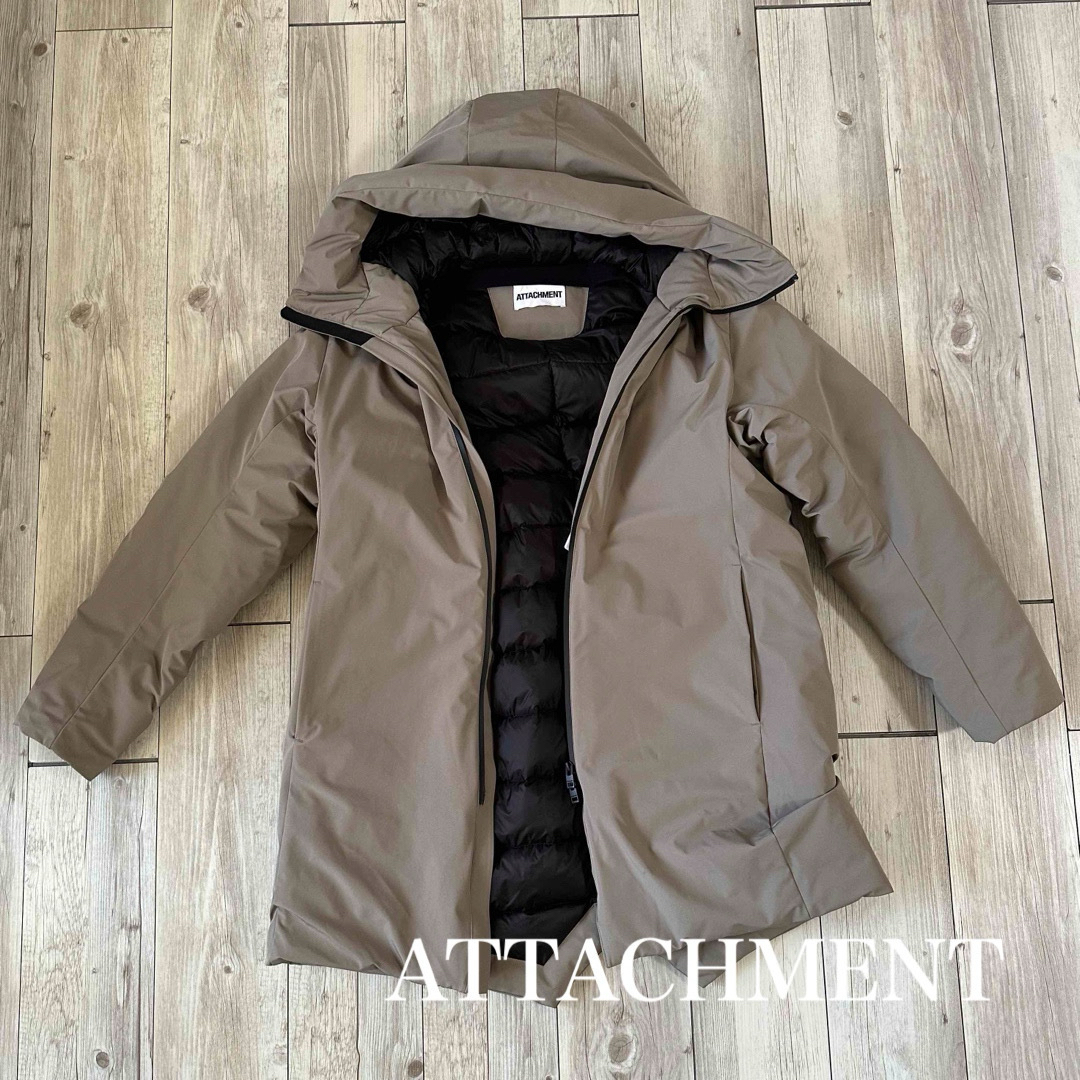 ATTACHIMENT(アタッチメント)のATTACHMENT アタッチメント　フーデッドダウンコート メンズのジャケット/アウター(ダウンジャケット)の商品写真