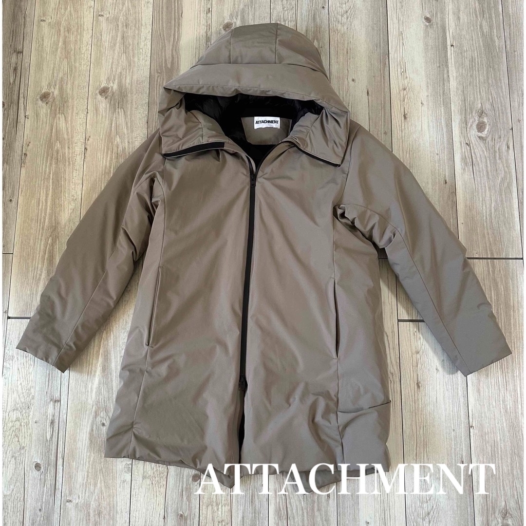 ATTACHIMENT(アタッチメント)のATTACHMENT アタッチメント　フーデッドダウンコート メンズのジャケット/アウター(ダウンジャケット)の商品写真