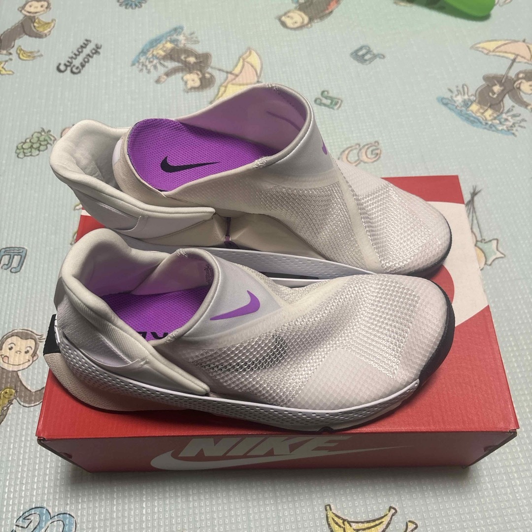 NIKE(ナイキ)の25.5cm 白 紫 ナイキ ウィメンズ ゴー フライイーズ スリッポン レディースの靴/シューズ(スニーカー)の商品写真