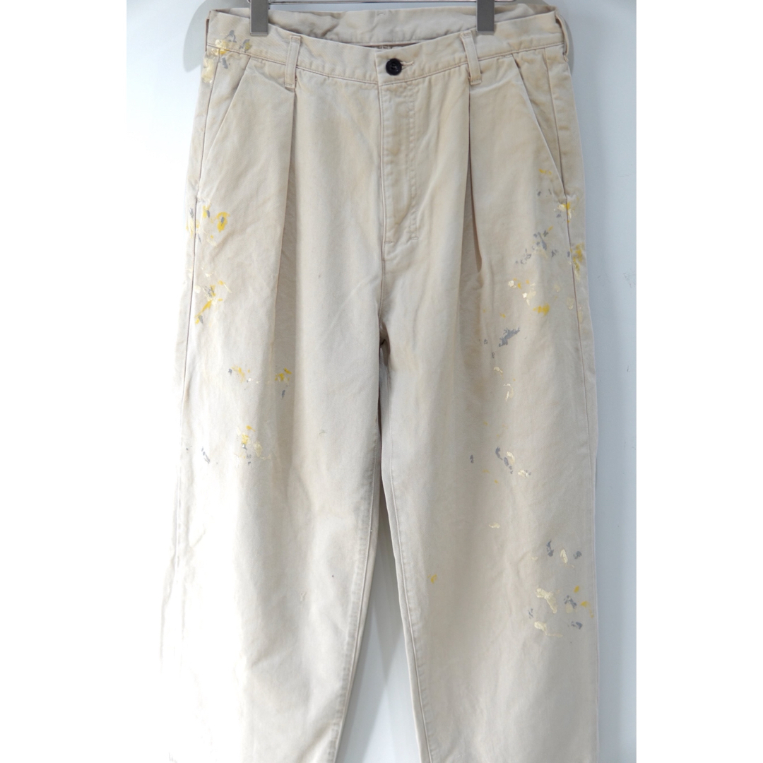 COMOLI(コモリ)のANCELLM / PAINT CHINO TROUSERS メンズのパンツ(チノパン)の商品写真