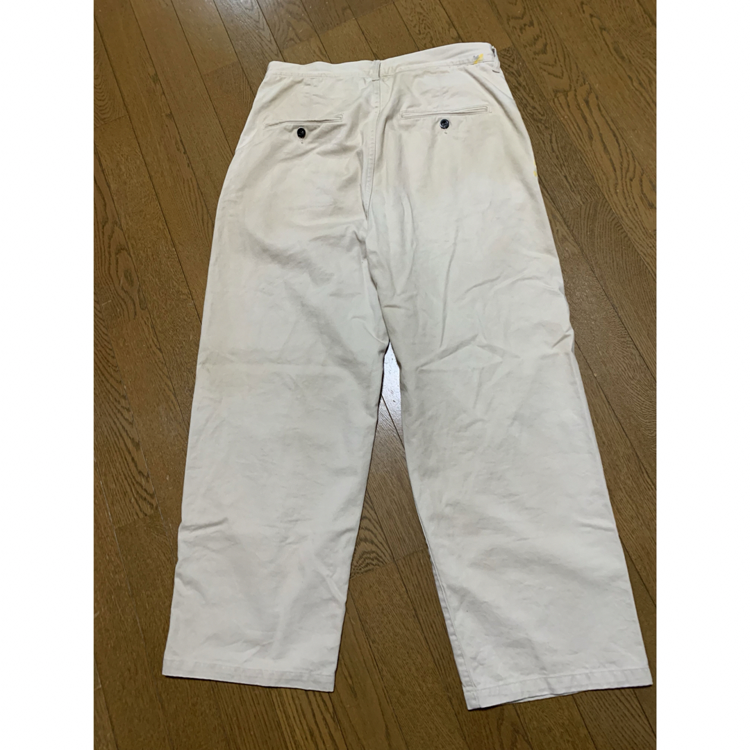 COMOLI(コモリ)のANCELLM / PAINT CHINO TROUSERS メンズのパンツ(チノパン)の商品写真