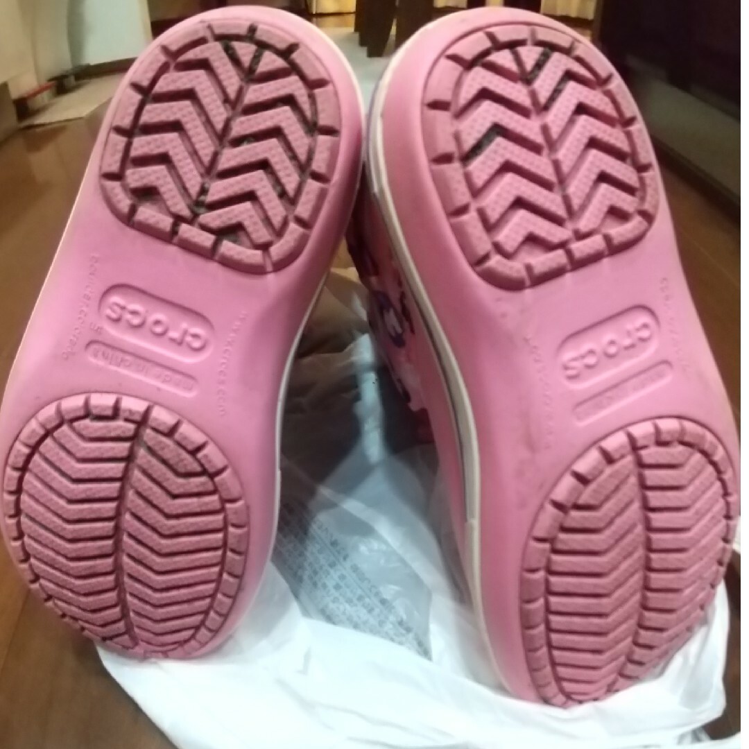 crocs(クロックス)のハローキティ　クロックス　スノーブーツ　スノーシューズ キッズ/ベビー/マタニティのキッズ靴/シューズ(15cm~)(ブーツ)の商品写真