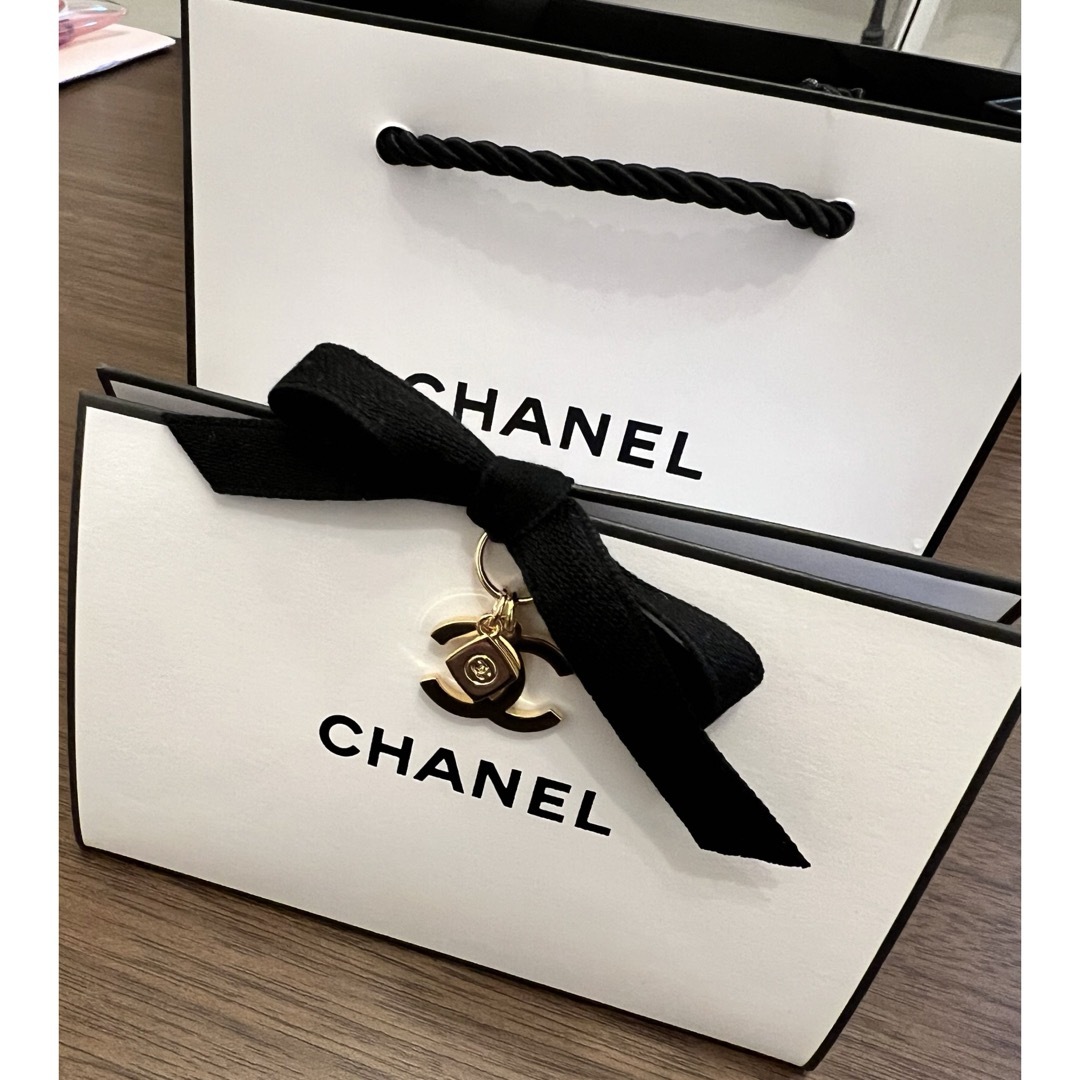 CHANEL(シャネル)の【新品未開封】ギフト用CHANELココボーム コスメ/美容のスキンケア/基礎化粧品(リップケア/リップクリーム)の商品写真