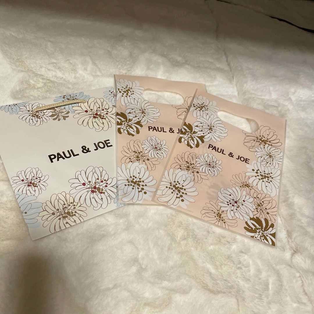 PAUL & JOE(ポールアンドジョー)の新品未使用　ポールアンドジョー　紙袋×1 ビニール袋×2 レディースのバッグ(ショップ袋)の商品写真
