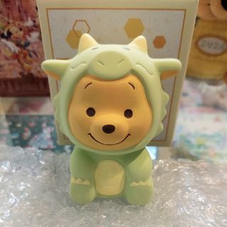 ディズニー(Disney)のディズニーストア　干支プーさん　置物　ETO POOH 2024新品未使用(キャラクターグッズ)