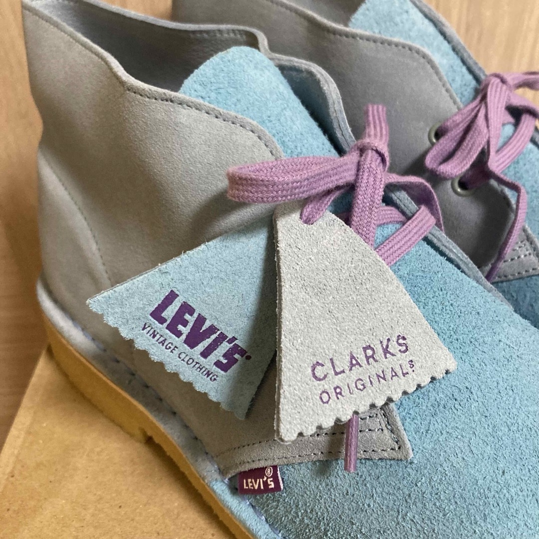 Clarks(クラークス)の【新品】Clarks x Levis Desert Boot Pale Blue メンズの靴/シューズ(ブーツ)の商品写真