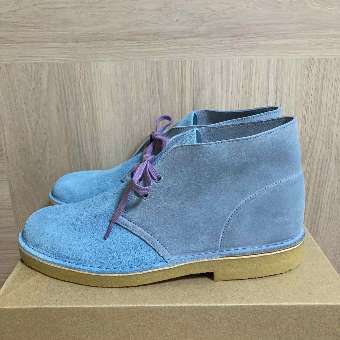 Clarks(クラークス)の【新品】Clarks x Levis Desert Boot Pale Blue メンズの靴/シューズ(ブーツ)の商品写真