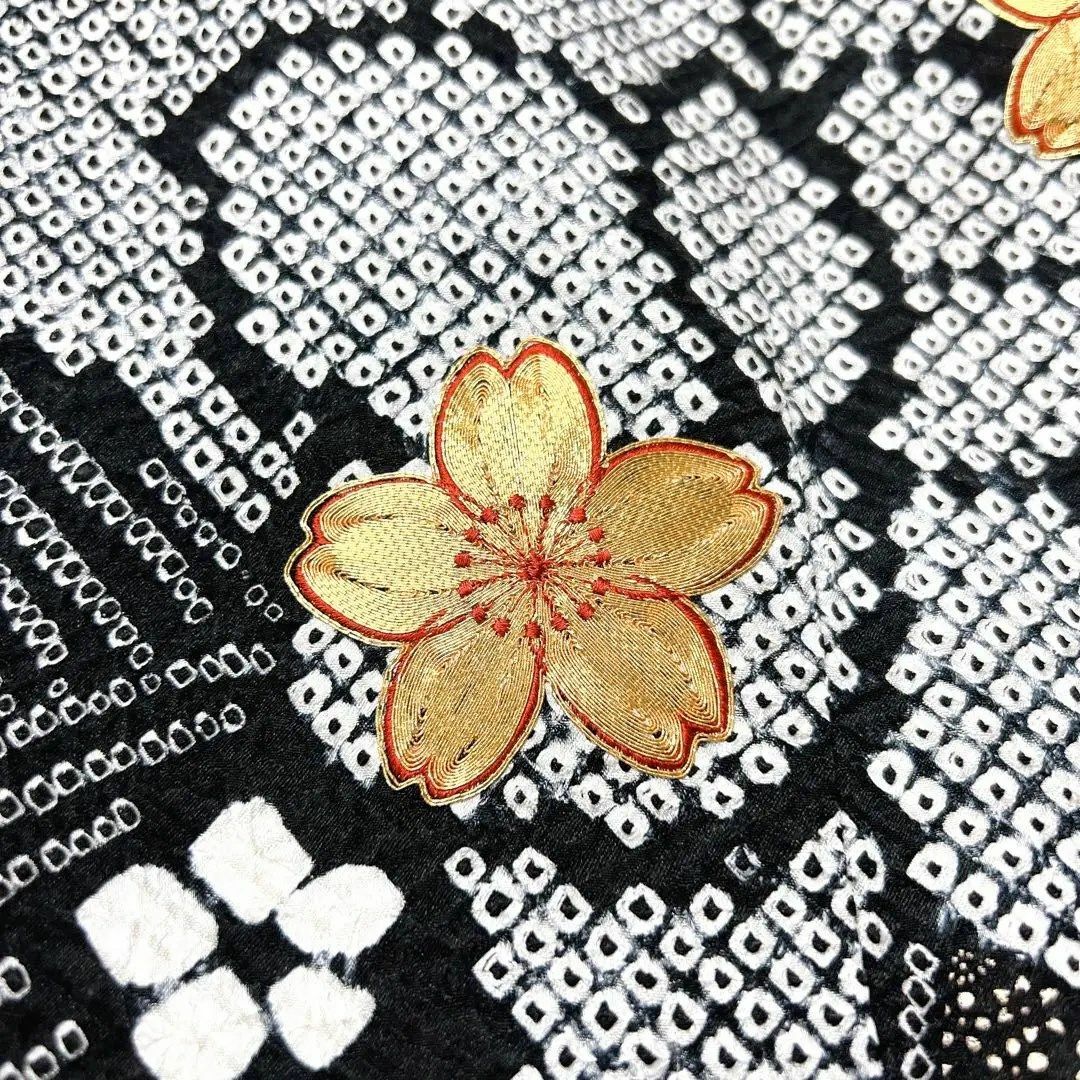 総絞りに金駒刺繍の振袖　モノトーン　着物 レディースの水着/浴衣(振袖)の商品写真