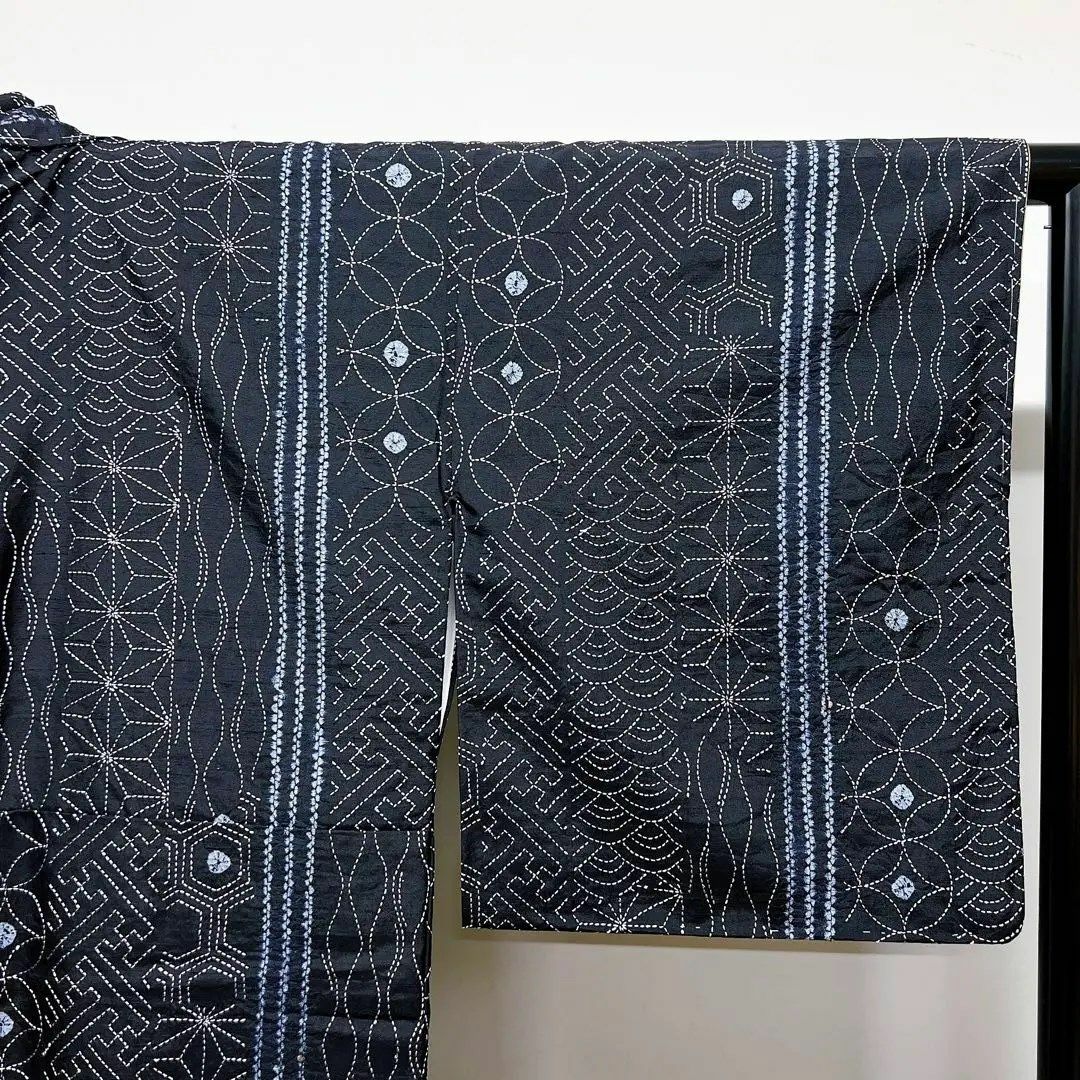 【逸品】 黒地の大島紬に総刺子、絞りの小紋　着物 レディースの水着/浴衣(着物)の商品写真