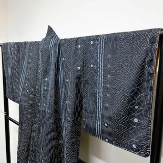 【逸品】 黒地の大島紬に総刺子、絞りの小紋　着物(着物)