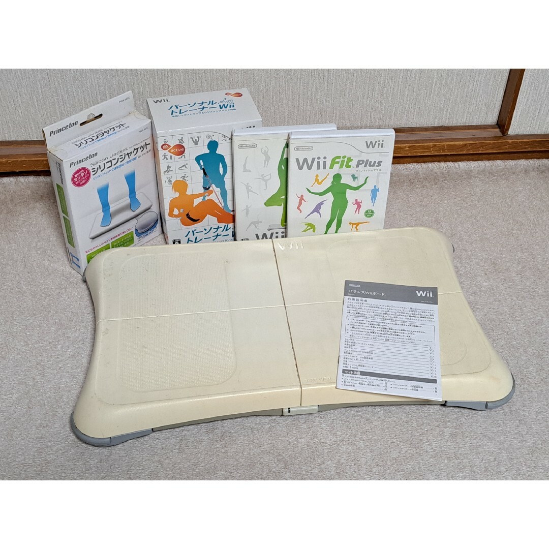 Wii(ウィー)の【1/30迄最終値下】Wii Fit バランスボード ホワイト ソフト カバー付 エンタメ/ホビーのゲームソフト/ゲーム機本体(家庭用ゲーム機本体)の商品写真