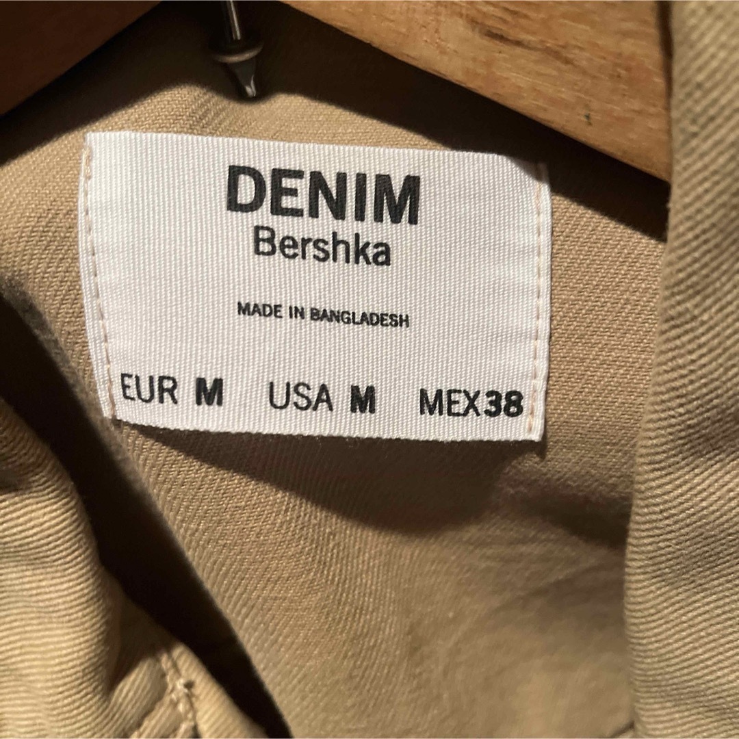 Bershka(ベルシュカ)のBershka デニムジャケット　ベージュ　Mサイズ メンズのジャケット/アウター(Gジャン/デニムジャケット)の商品写真
