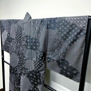 【逸品】 総刺子の黒地の大島紬の付け下げ小紋　着物(着物)