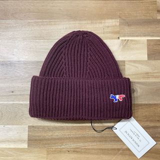 メゾンキツネ(MAISON KITSUNE')の新品　メゾンキツネ　ニット帽　ビーニー　バーガンディ　メンズ　レディース　ギフト(ニット帽/ビーニー)