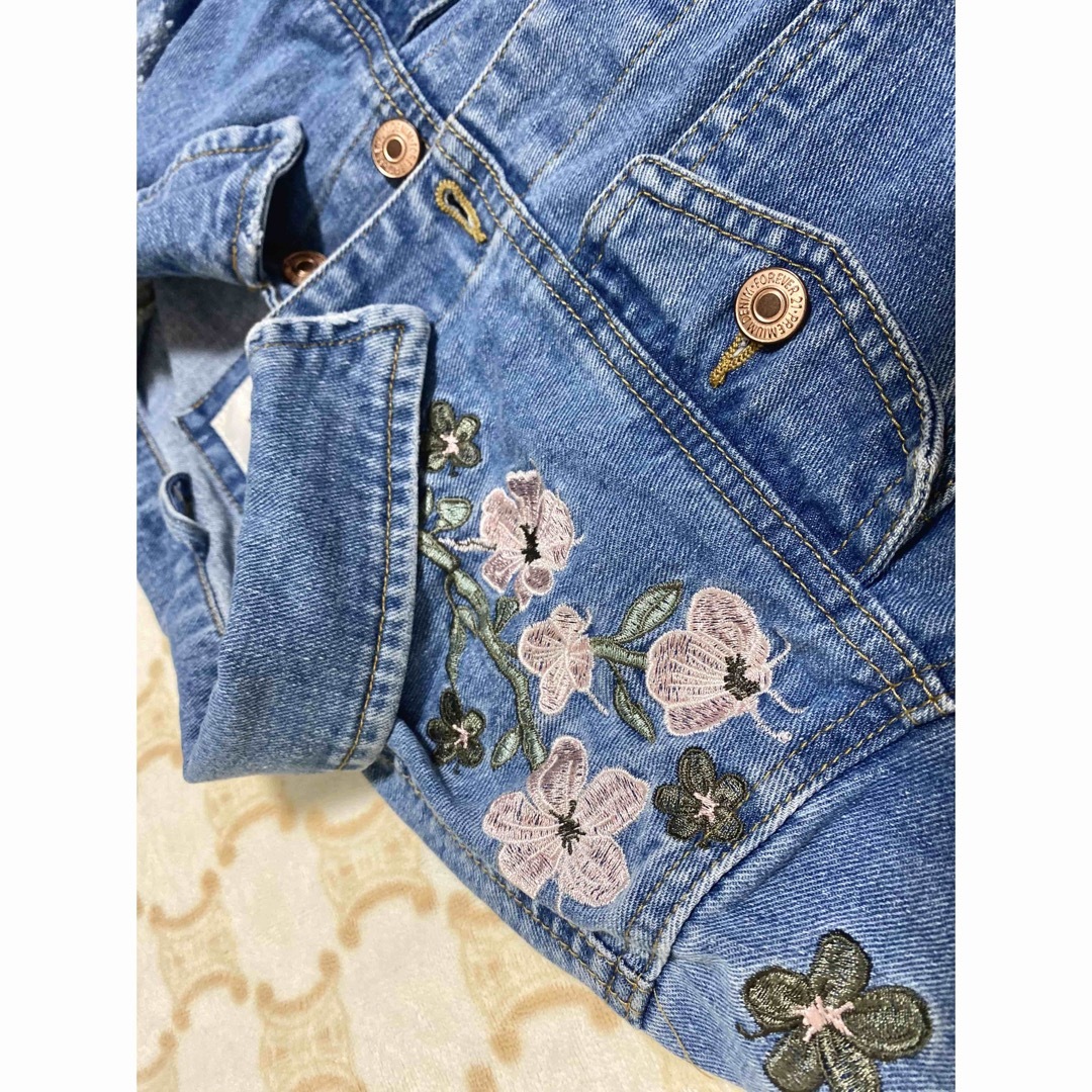 FOREVER 21(フォーエバートゥエンティーワン)の花柄刺繍　デニムジャケット レディースのジャケット/アウター(Gジャン/デニムジャケット)の商品写真