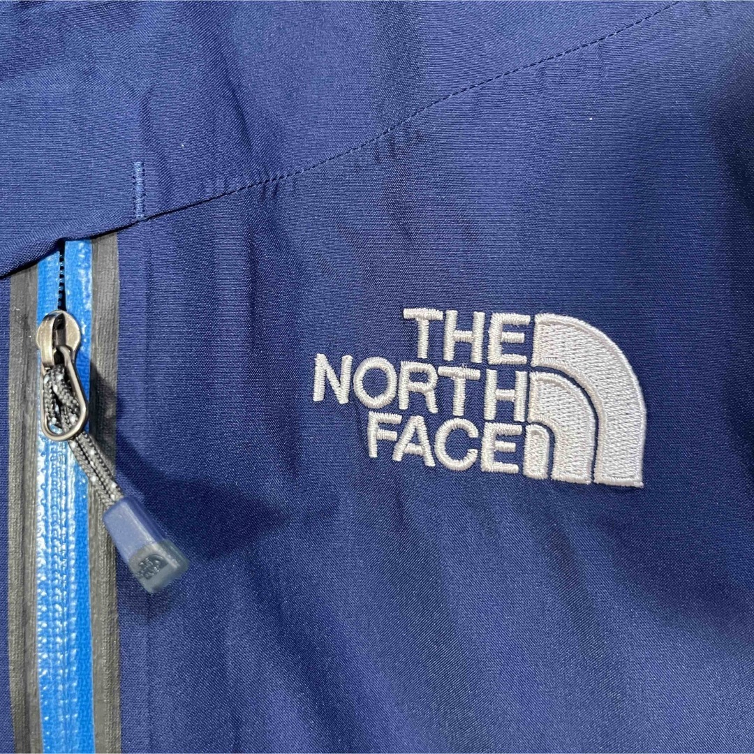 THE NORTH FACE(ザノースフェイス)の【ノースフェイス】マウンテンパーカー　ゴアテックス　紺色　刺繍　ワンポイント35 メンズのジャケット/アウター(マウンテンパーカー)の商品写真