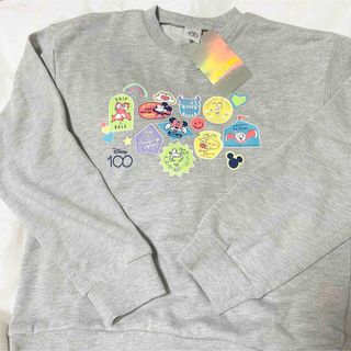 ディズニー(Disney)の【新品】ディズニー　100周年 トレーナー 灰色 140cm(Tシャツ/カットソー)