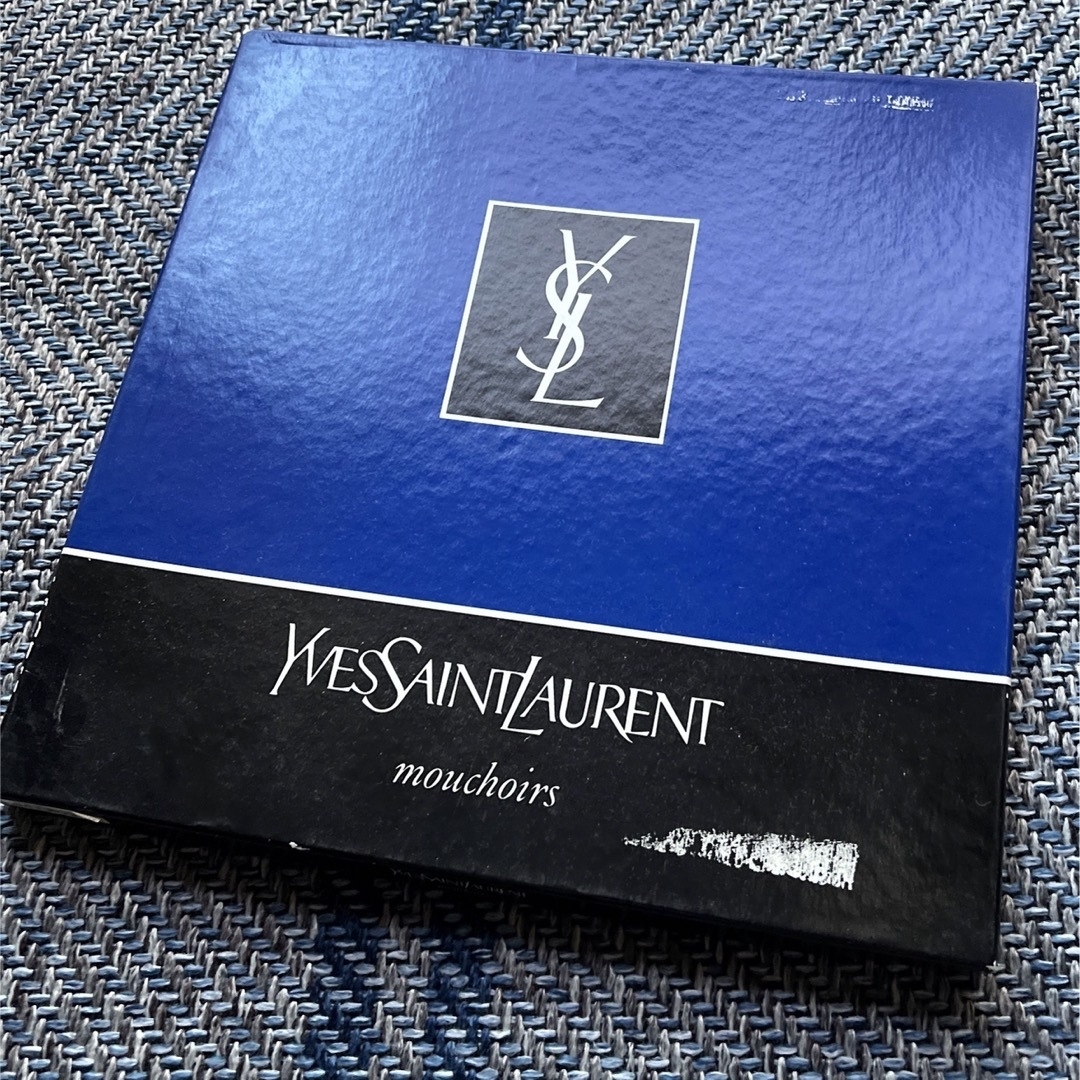 Yves Saint Laurent(イヴサンローラン)の新品未使用　イヴ・サンローラン　メンズハンカチーフ　2枚セット メンズのファッション小物(ハンカチ/ポケットチーフ)の商品写真
