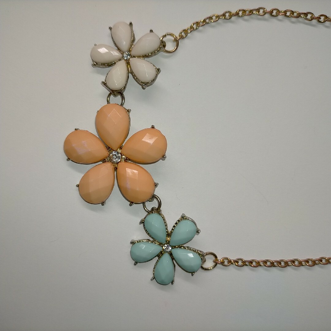 ネックレス　花型 レディースのアクセサリー(ネックレス)の商品写真