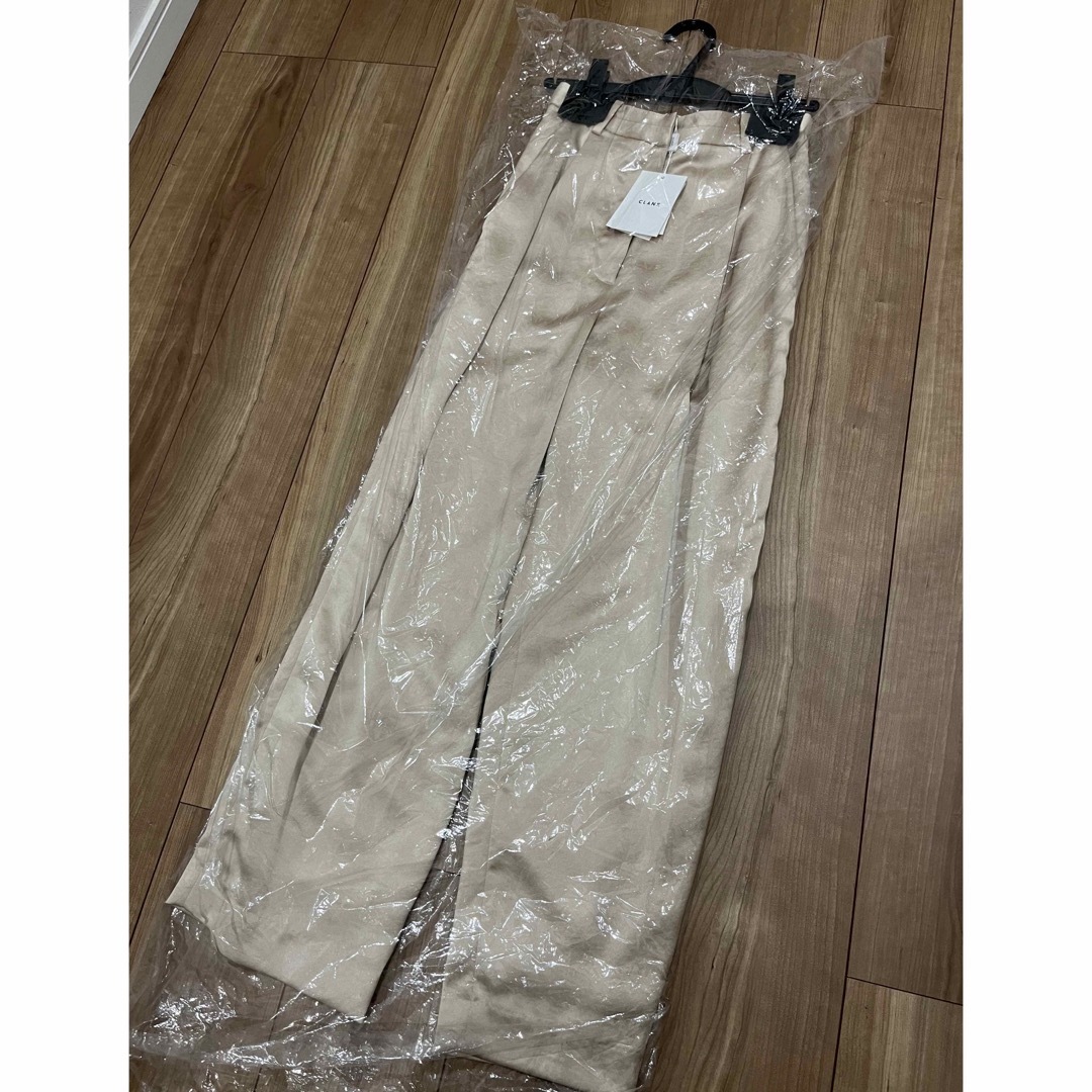 CLANE(クラネ)の【新品・タグ付】CLANE  SATIN SLACKS PANTS レディースのパンツ(カジュアルパンツ)の商品写真