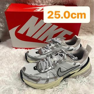 ナイキ(NIKE)のずっと真夜中でいいのに。ACAね着用 NIKE V2K RUN 25cm(スニーカー)