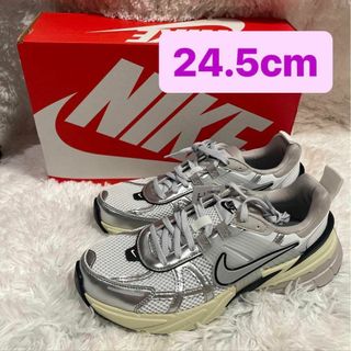 ナイキ(NIKE)のずっと真夜中でいいのに。ACAね着用 NIKE V2K RUN 24.5cm(スニーカー)