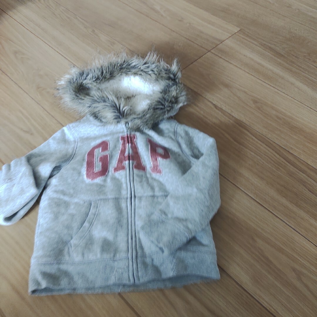 GAP(ギャップ)のギャップ　裏ボアパーカー100　グレー　中古 キッズ/ベビー/マタニティのキッズ服女の子用(90cm~)(ジャケット/上着)の商品写真