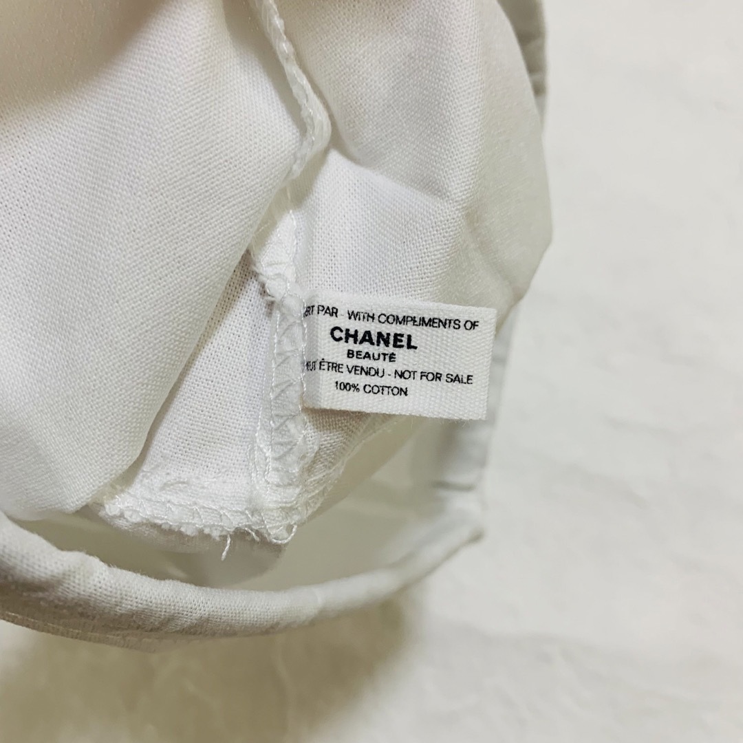 CHANEL(シャネル)の2枚セット　シャネル　ノベルティ巾着 ポーチ ホワイト  レディースのファッション小物(ポーチ)の商品写真