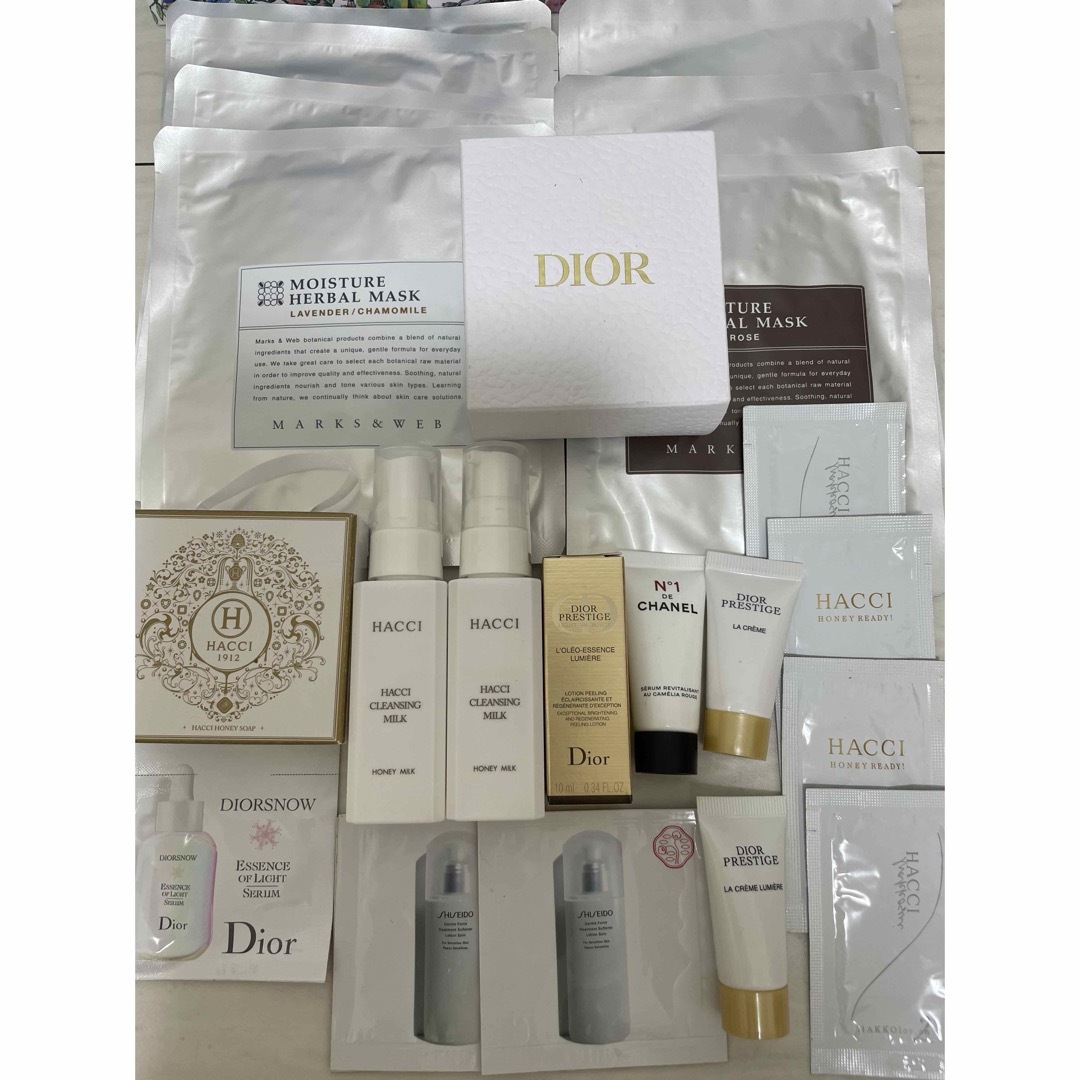 Dior(ディオール)のDior CHANEL HACCI 資生堂　試供品パックおまけ付き22点 コスメ/美容のキット/セット(サンプル/トライアルキット)の商品写真