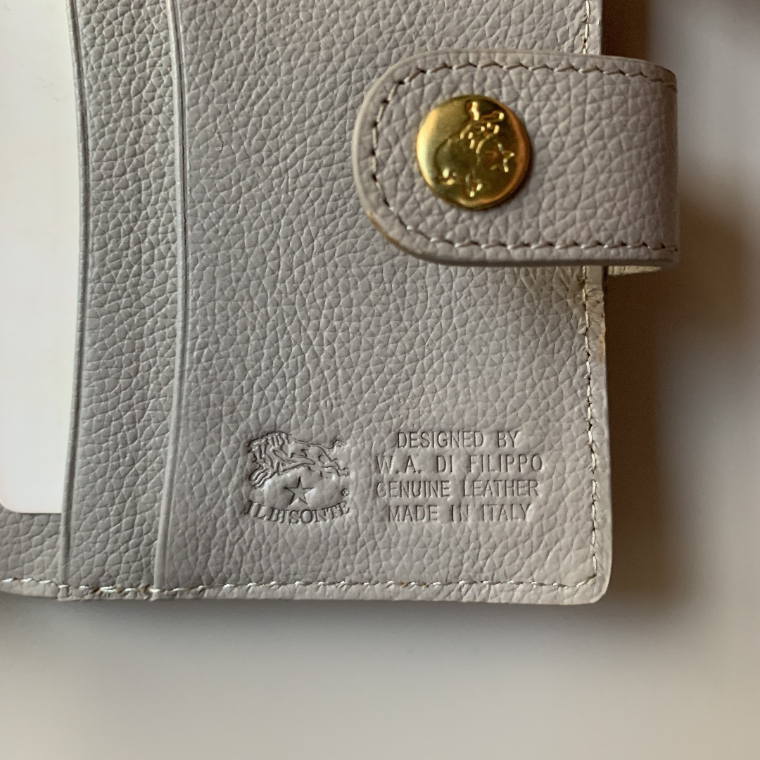 IL BISONTE(イルビゾンテ)の【新品】イルビゾンテ 二つ折り財布 手帳型 グレー レディースのファッション小物(財布)の商品写真