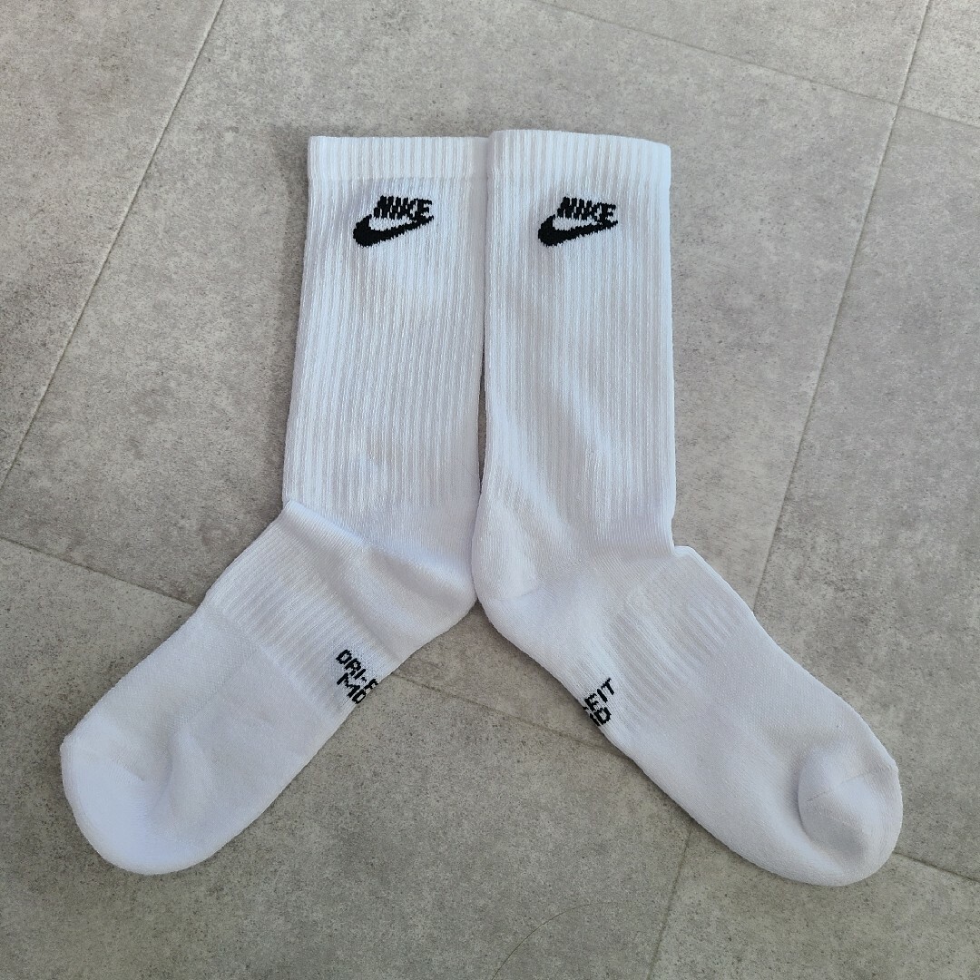 NIKE(ナイキ)のナイキ 靴下  クルー丈 白 ロゴ 1足 23～25cm メンズのレッグウェア(ソックス)の商品写真