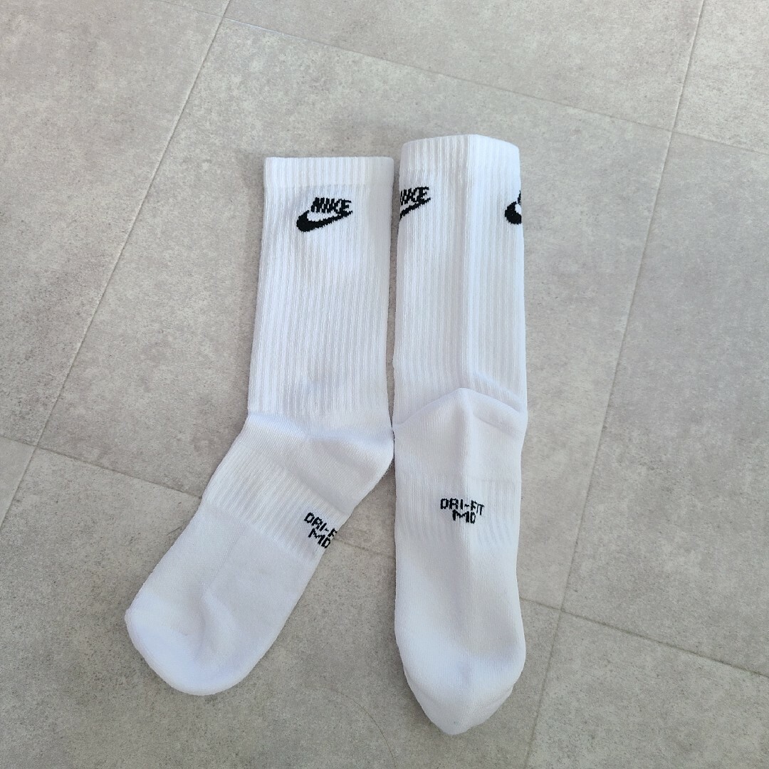 NIKE(ナイキ)のナイキ 靴下  クルー丈 白 ロゴ 1足 23～25cm メンズのレッグウェア(ソックス)の商品写真