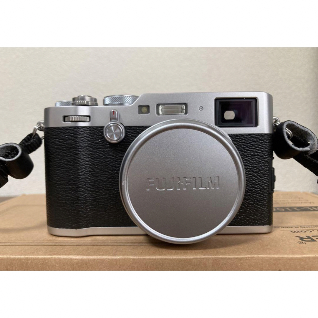 富士フイルム(フジフイルム)の[今日限定値下げ中]FUJIFILM X100F シルバー　純正レザーケース付き スマホ/家電/カメラのカメラ(フィルムカメラ)の商品写真