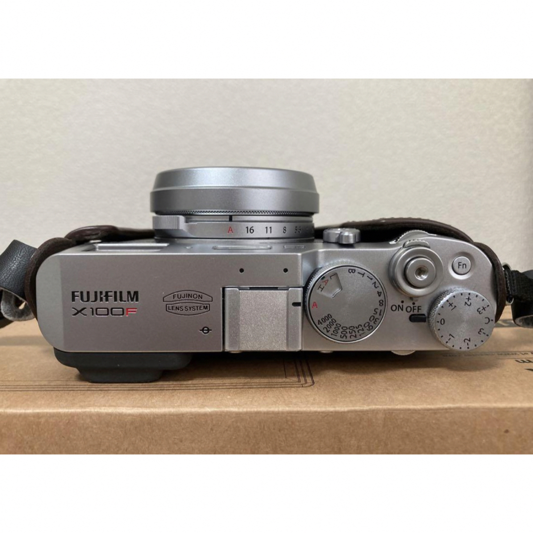 富士フイルム(フジフイルム)の[今日限定値下げ中]FUJIFILM X100F シルバー　純正レザーケース付き スマホ/家電/カメラのカメラ(フィルムカメラ)の商品写真